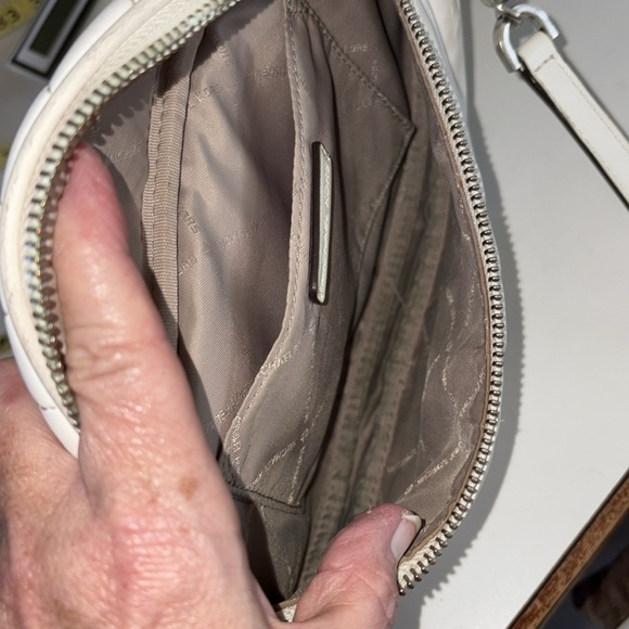 Michael Kors Shoulder bag crescent shaped quilted front leather white
Silv - Picture 7 of 13